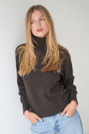 LOU & ODETTE - LYNN ROLLKRAGENPULLOVER CHOCOLATE