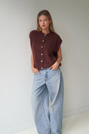 LOU & ODETTE - ÄRMELLOSER CARDIGAN CHOCOLATE